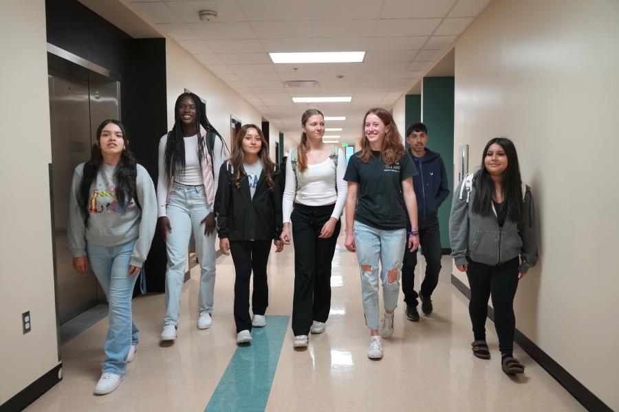 Students walk down a hallway.